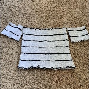 🤍✨Cropped white and Black striped top✨🤍